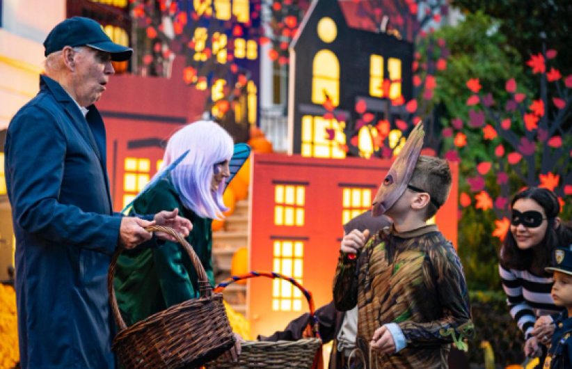 Recibe a decenas de niños Joe Biden en la Casa Blanca en Halloween