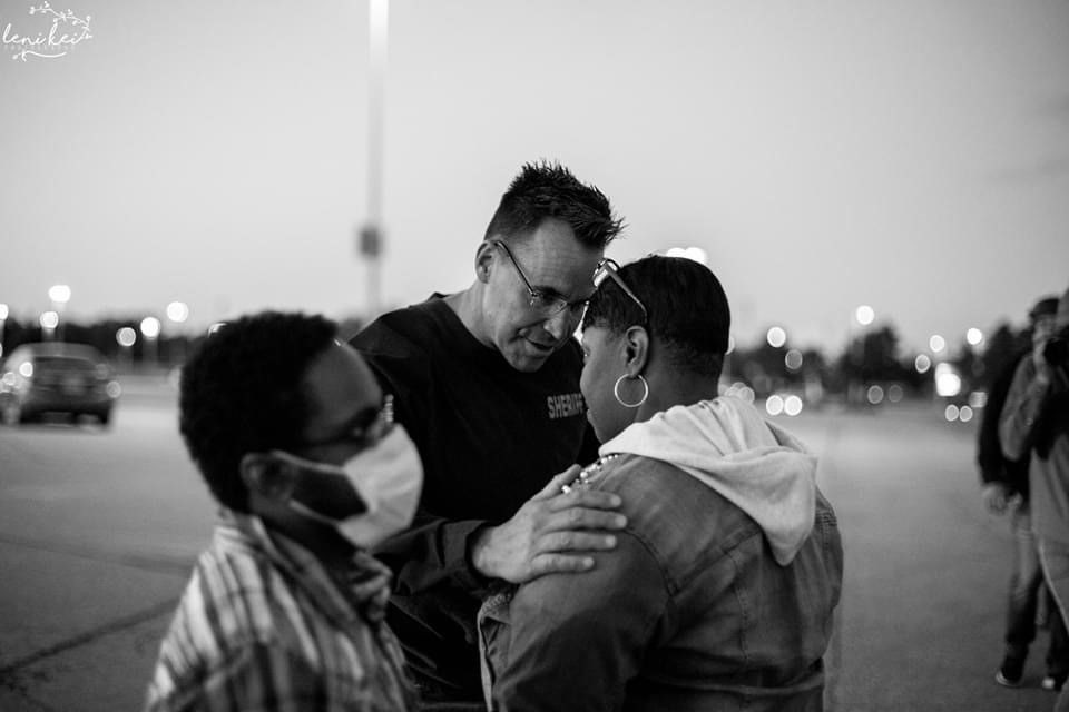 Sheriff de Genesee se une a manifestante tras muerte de George Floyd