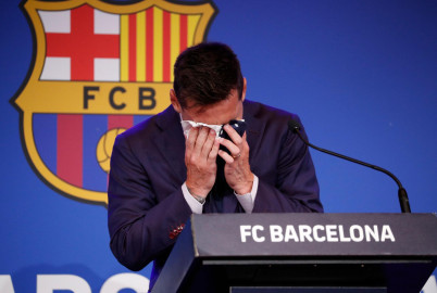 Entre lágrimas, se despide Messi del Barcelona 