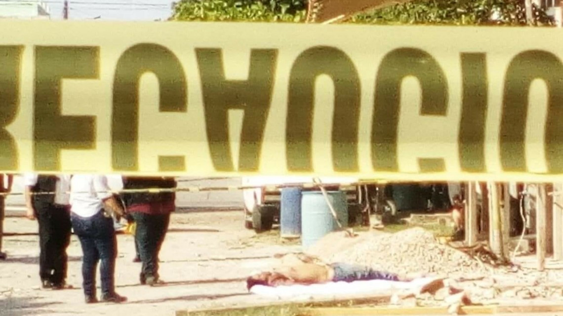 Despistado automovilista atropella y mata a al albañil