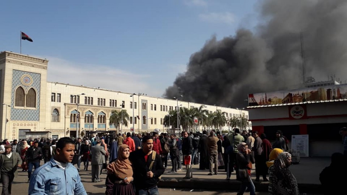 Al menos 20 muertos por un incendio en una estación de tren en Cairo