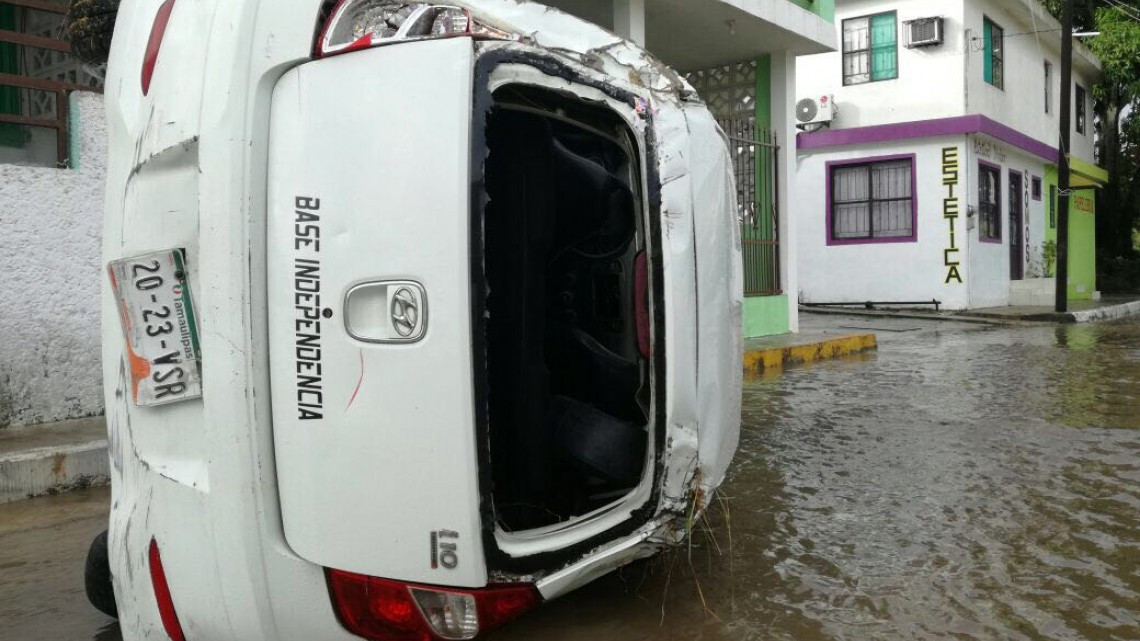 Corriente arrastra taxi en Madero