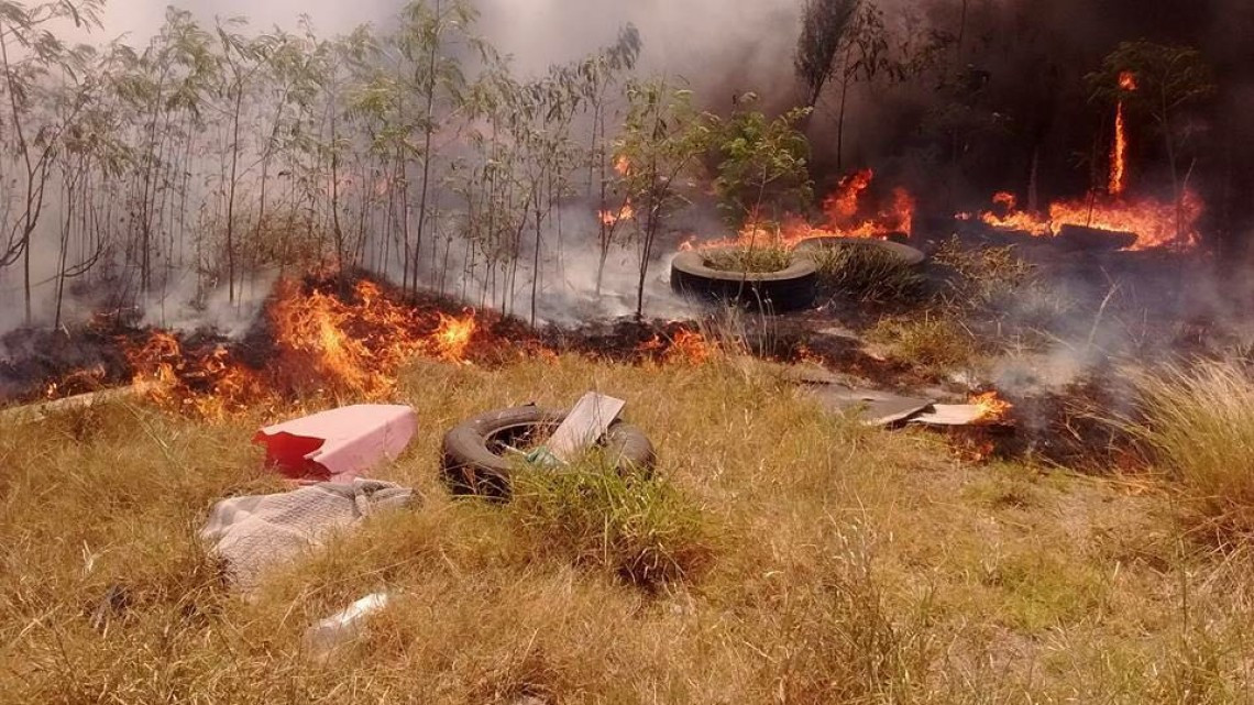 Incendio consume autos yonqueados 