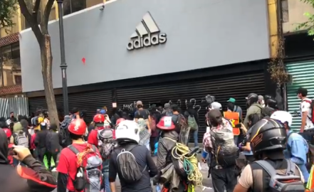 Saquean tiendas Adidas durante manifestaciones en CDMX 