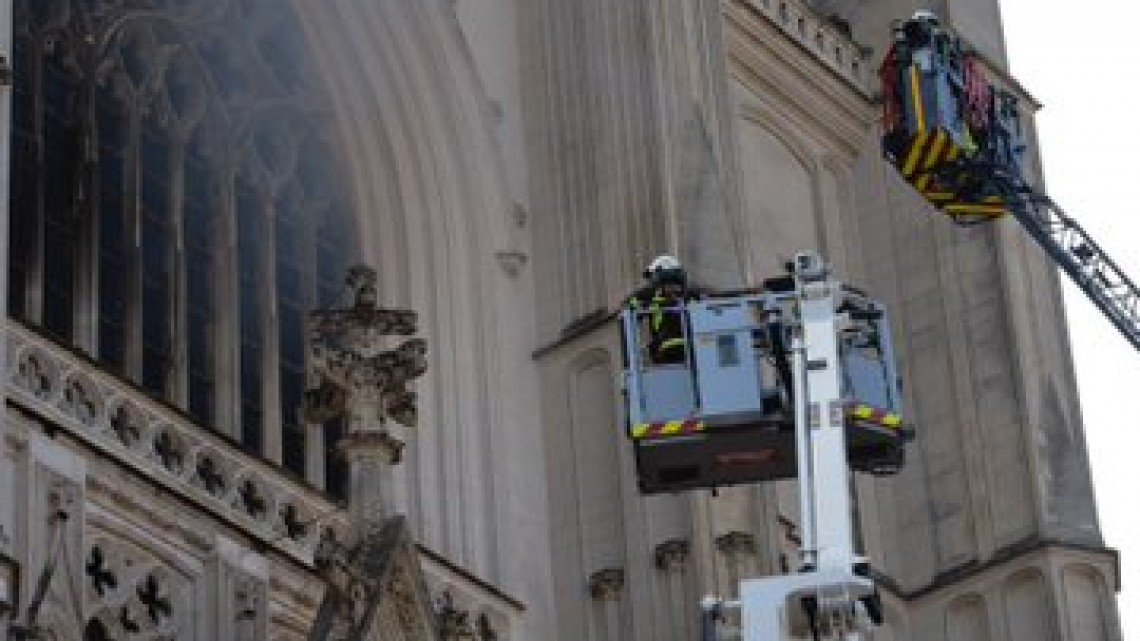 Controlado el incendio declarado en la catedral de Nantes