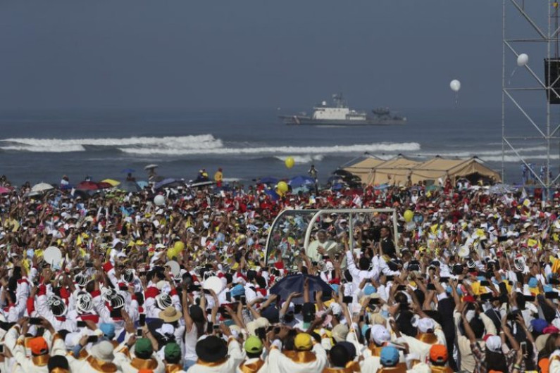 Fieles se reúnen para visita del papa en Perú