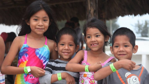 Continua colocación de pulseras para menores