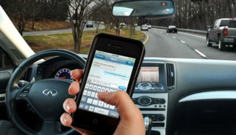 Aprueba Texas ley que prohíbe manejar y 'textear'