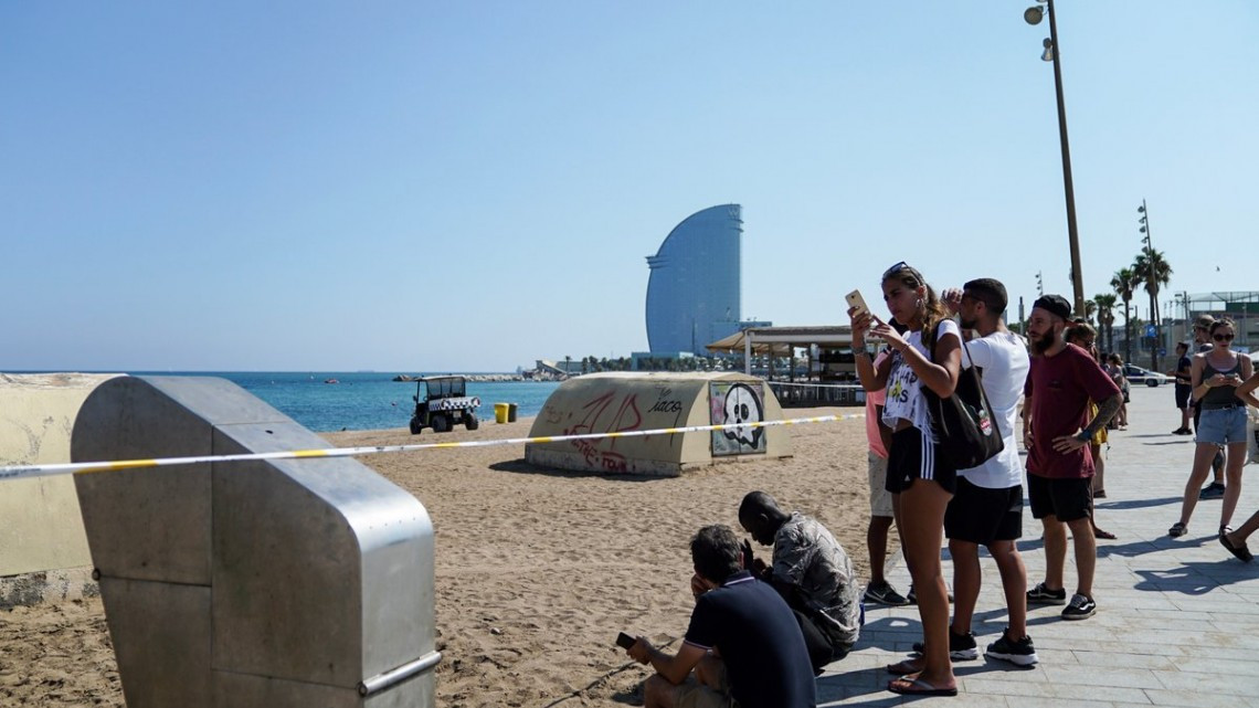 Desalojan playa de la Barceloneta por un artefacto explosivo