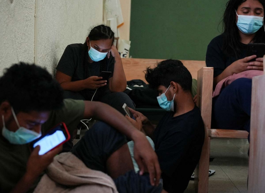 Nueva York abre 2 albergues para migrantes enviados por Texas 