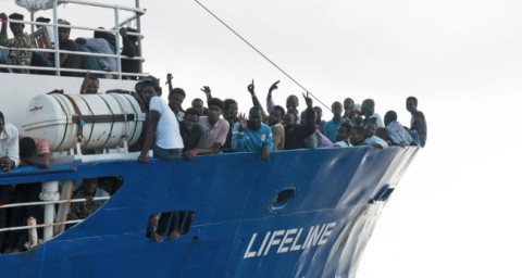 Atracará en Malta nave Lifeline con 234 inmigrantes a bordo