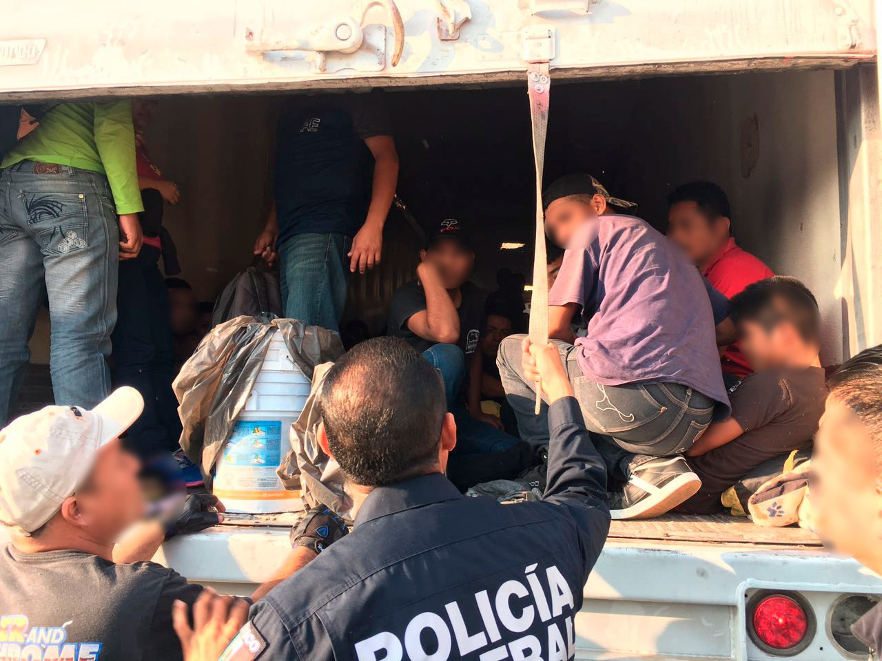 Rescatan a 137 migrantes que viajaban en caja de tráiler