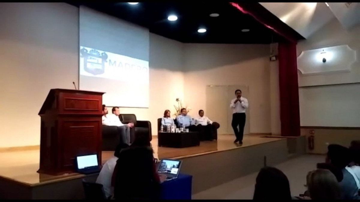 Exhorta Alcalde a jóvenes a no desertar en sus estudios