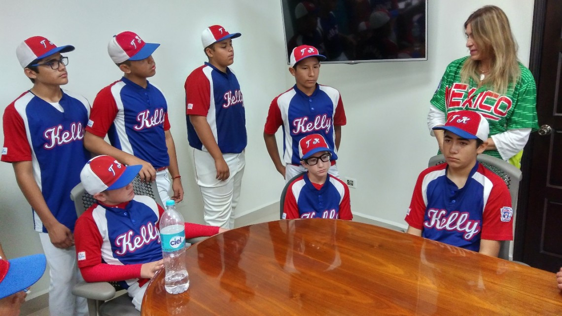 Visitan a alcaldesa jugadores de la Treviño Kelly 