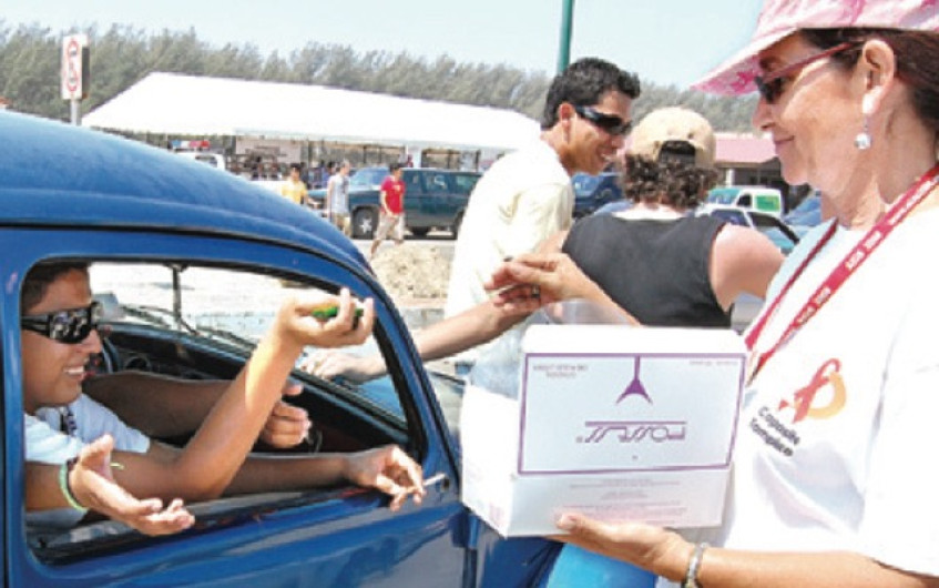 Reparten condones en Playa Miramar
