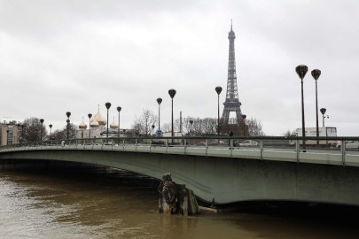 Sigue la alerta en París por la crecida del río Sena 