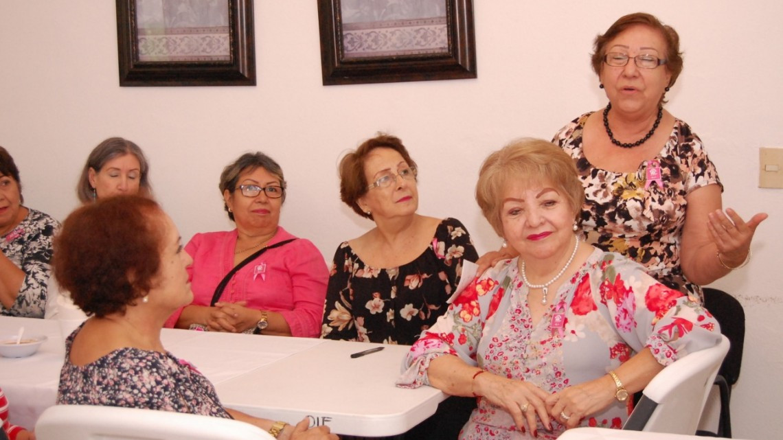 Presidenta del DIF convive y esucha propuestas de adultos mayores 