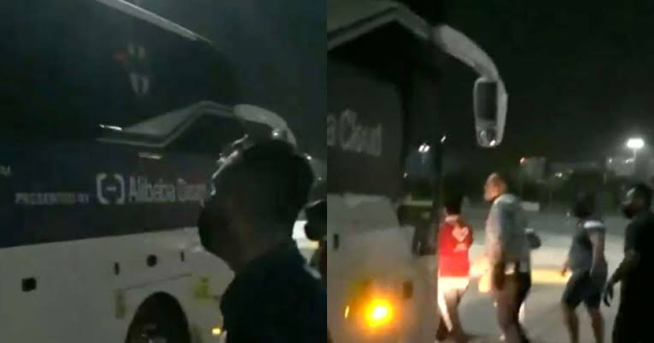 Aficionados interceptan camión de Rayados; exigen hablar con Aguirre