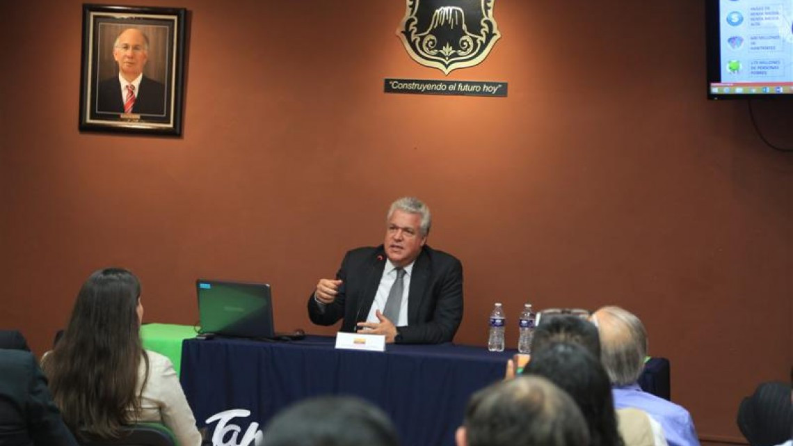 Embajador de Ecuador imparte conferencia en Colegio de Tamaulipas