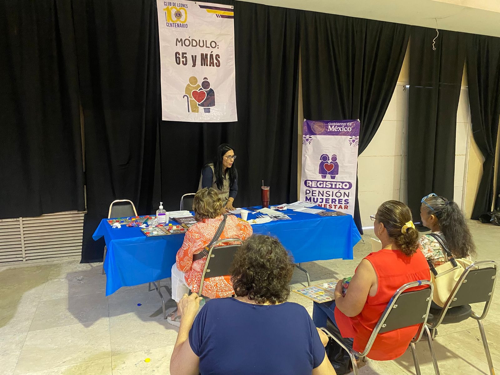 Brigada médica atiende a adultos mayores