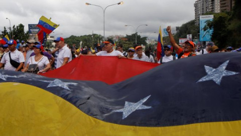 EU ordena a diplomáticos “no esenciales” abandonar Venezuela