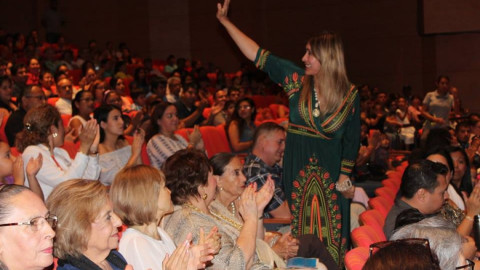 Alcaldesa asiste a presentación del ballet clásico "Alicia en el país de las maravillas"