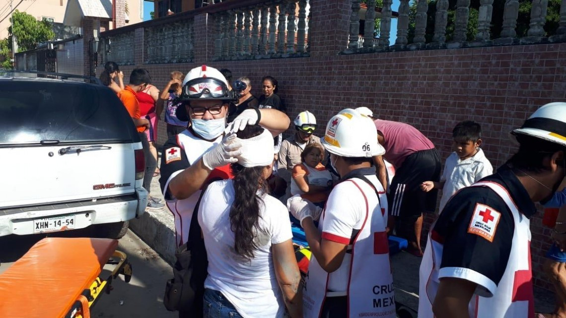 Tráiler choca y voltea a combi con pasajeros