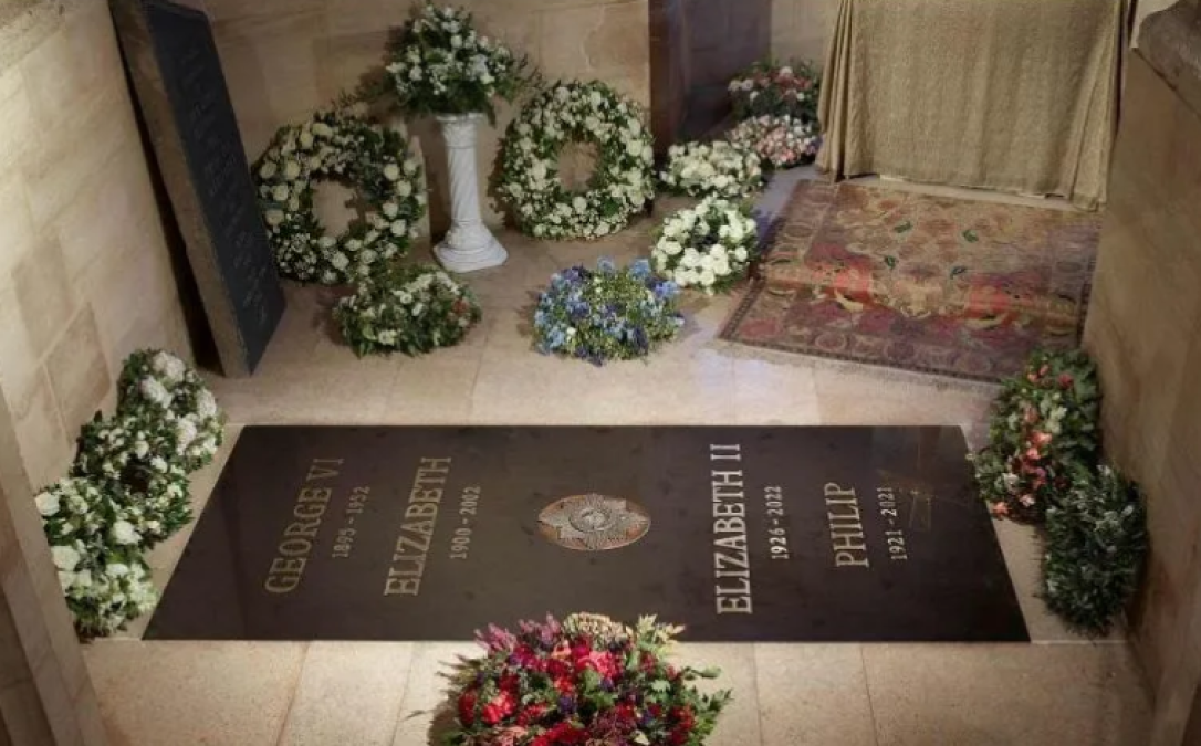 Incluyen el nombre de Isabel II en la lápida real de Windsor