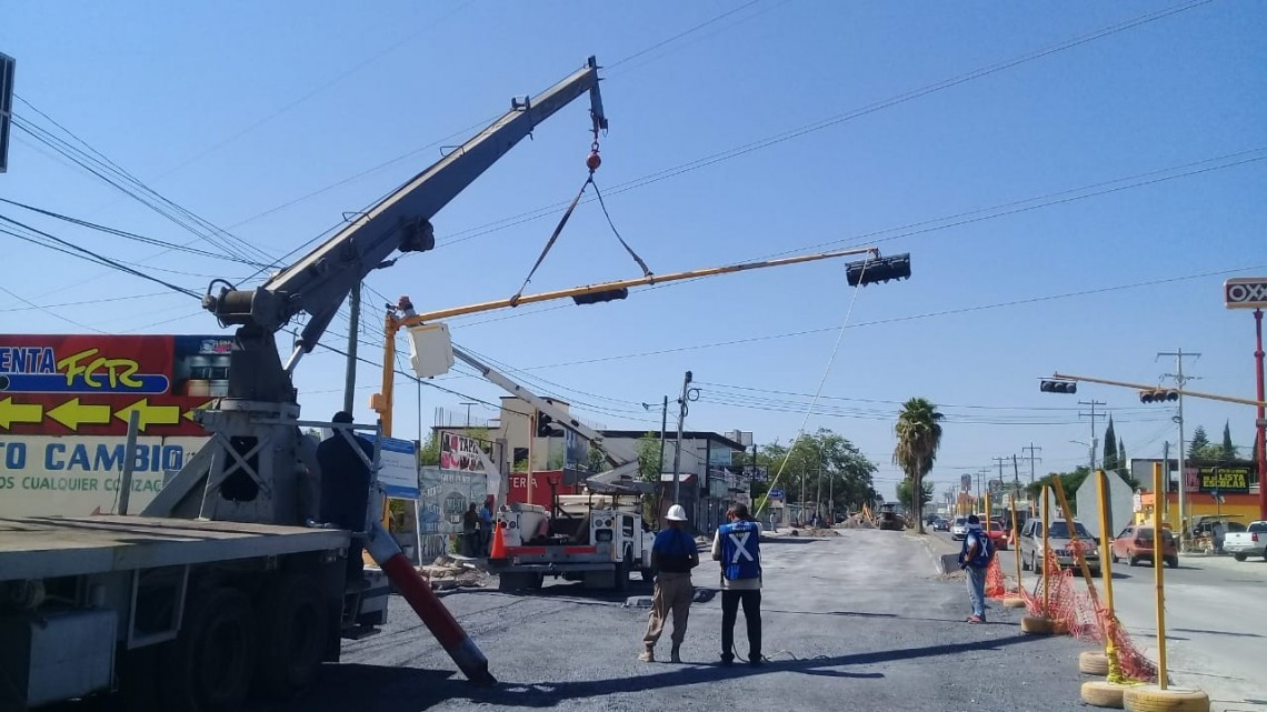 Instalan semáforo en avenida R. Garza Cantú