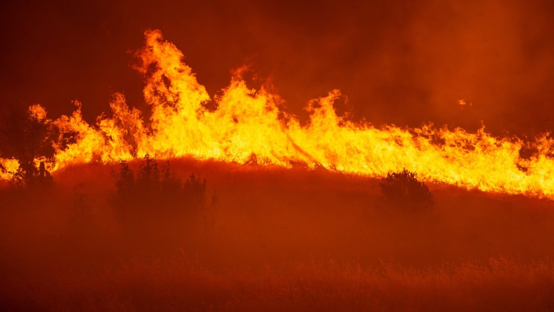 Fuego continúa en California, ya hay 40% de contención