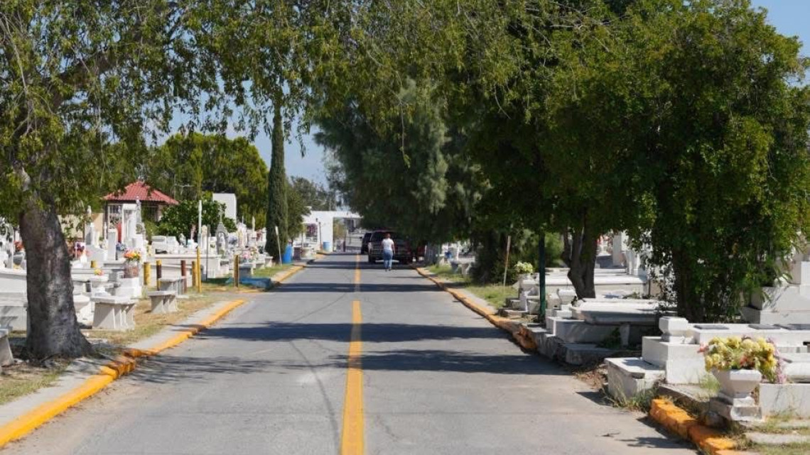 Realizan operativo de limpieza en panteones para el Día de Muertos
