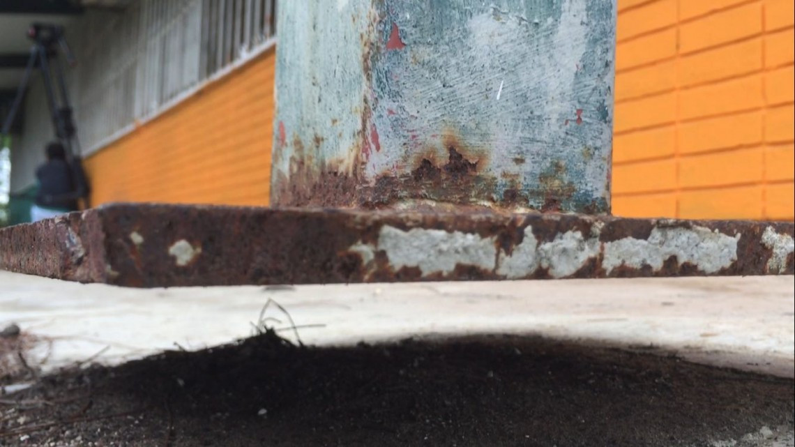 Paredes y pisos se quiebran en escuela primaria que se hunde