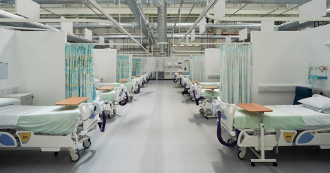 Empresario se recupera de la COVID-19 y decide hacer su oficina en hospital