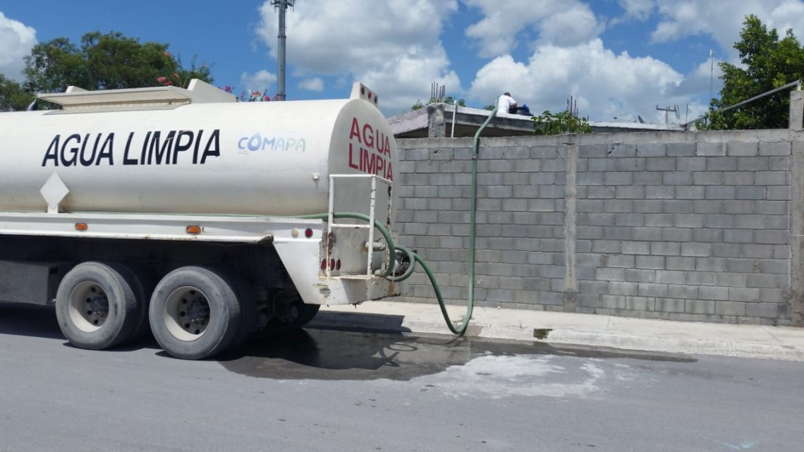 Acuden pipas a entregar agua en ejidos y colonias