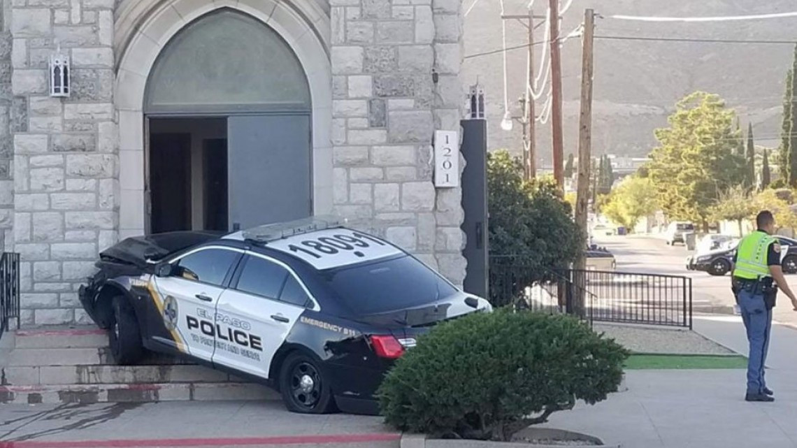Patrulla de  El Paso choca contra iglesia 