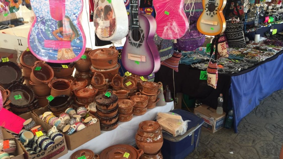 Artesanos exponen su arte en espacios públicos de la zona sur.