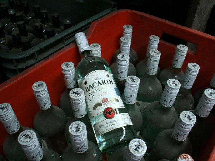 Van 43 decesos en Jalisco por alcohol adulterado