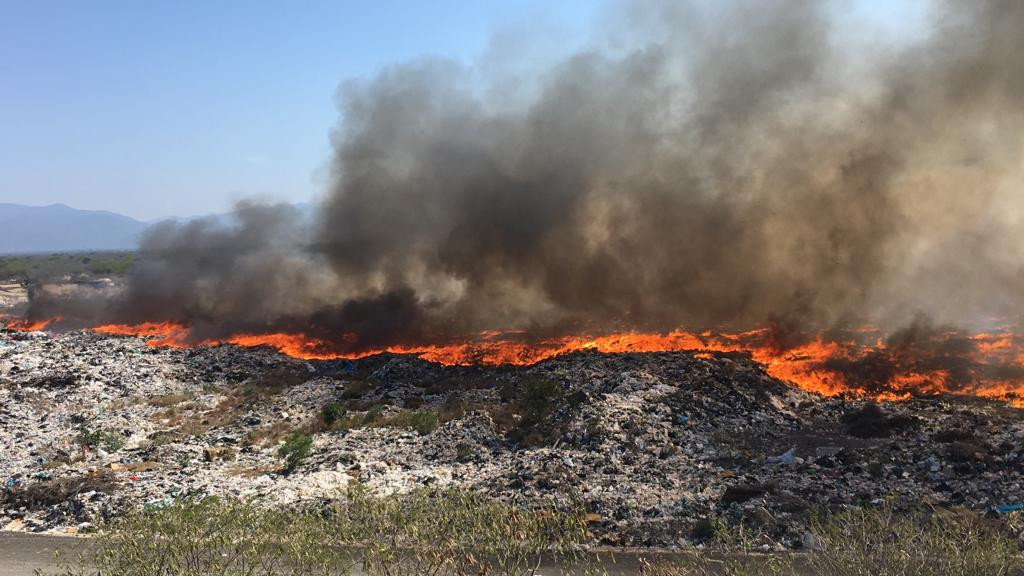 Dantesco incendio consume el relleno sanitario de Victoria
