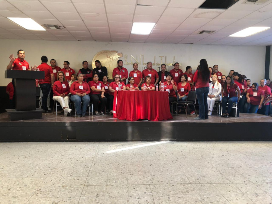 Protestan trabajadores del Seguro Social contra delegado estatal