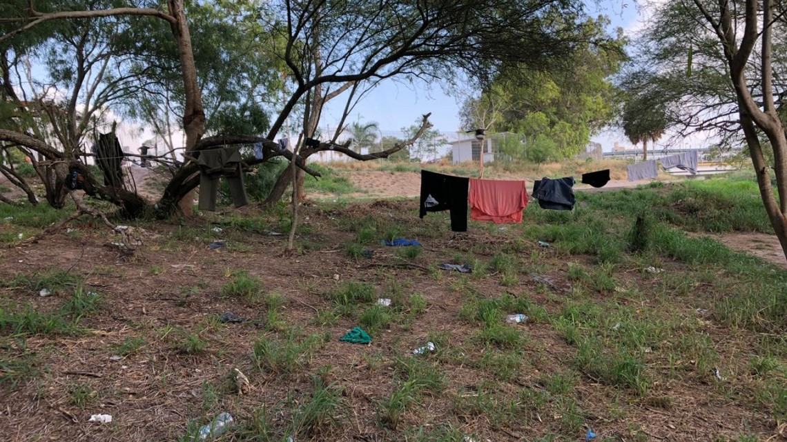 Contaminan migrantes el bordo del Río Bravo