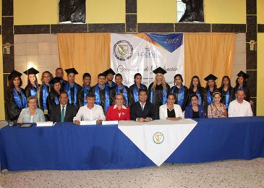 Alcaldesa agradece invitación a ceremonia de graduación