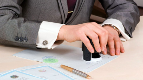 Detienen a notario público