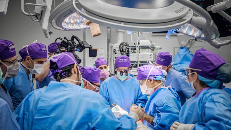 Hospital de Nueva York realiza con éxito el primer trasplante de ojo a un paciente 