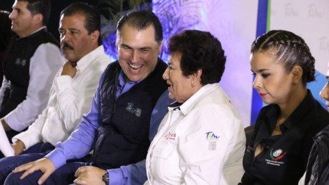 Gerardo Flores y Magdalena Guerra, entregan apoyo del programa "Empleo Temporal"