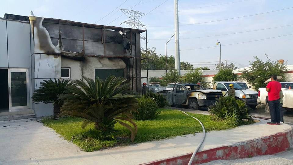Corto circuito causa incendio en CFE