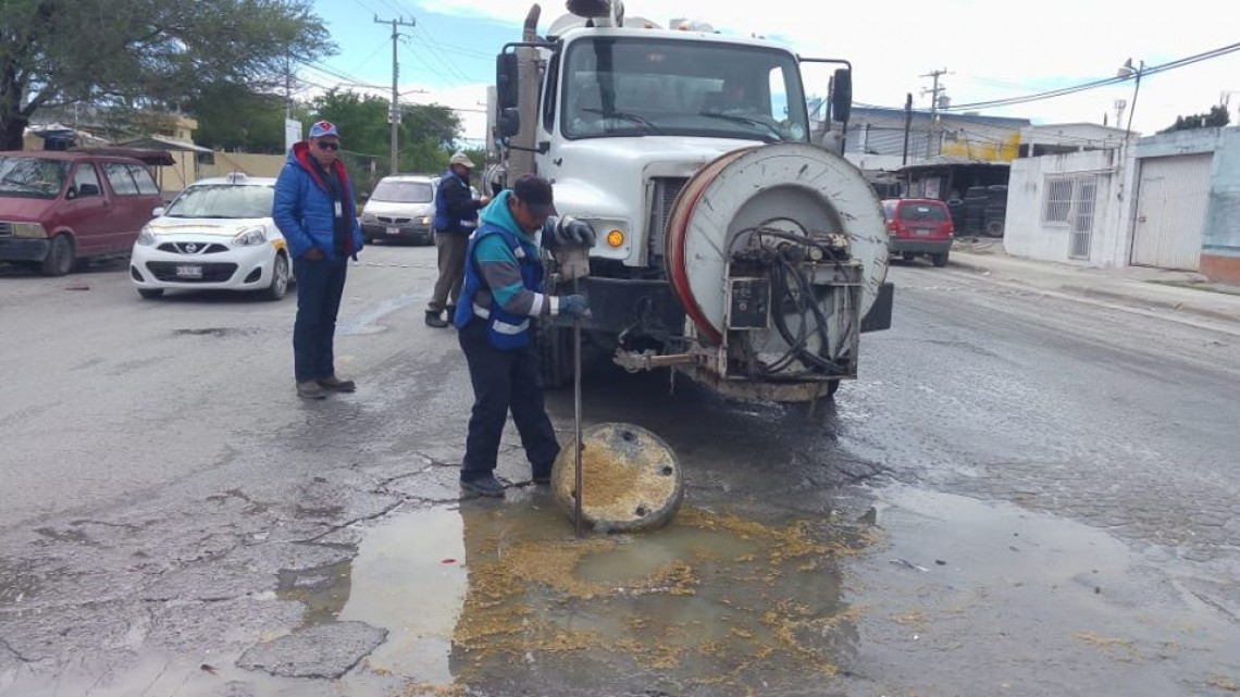 Comapa trabaja con equipo vactor