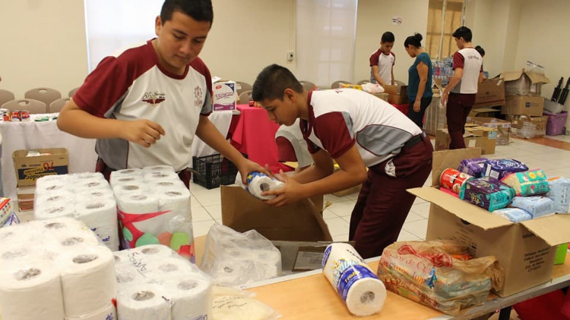 Voluntarios apoyan en centro de acopio de DIF Victoria