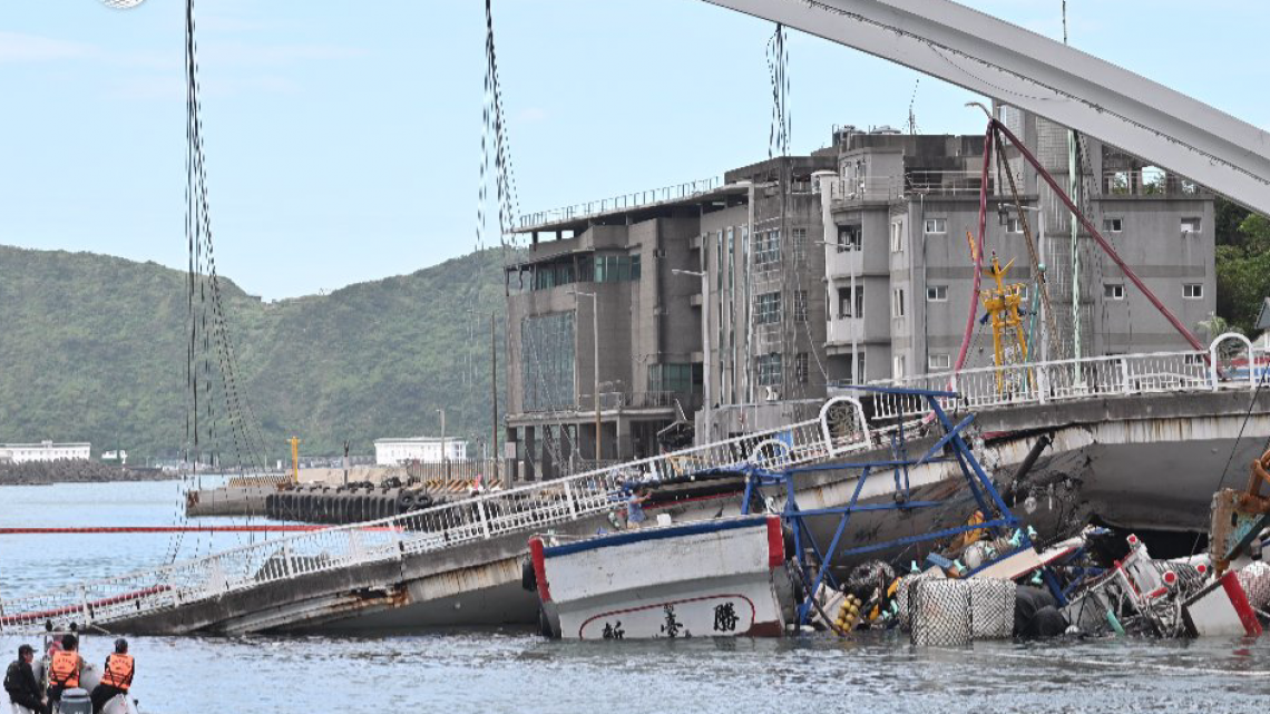 Varios heridos tras derrumbarse un puente en Taiwán