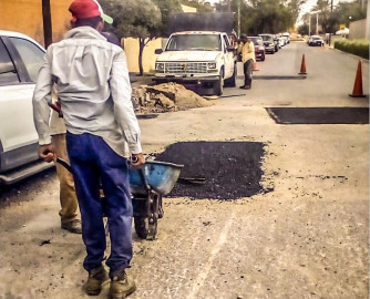 Reparan baches en 50 colonias de Nuevo Laredo
