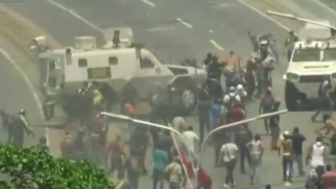 Tanqueta arrolla a manifestantes opositores en Venezuela